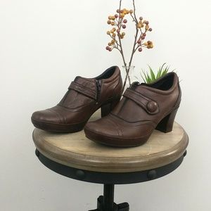Clarks Brown Leather Ankle Bootie. F62